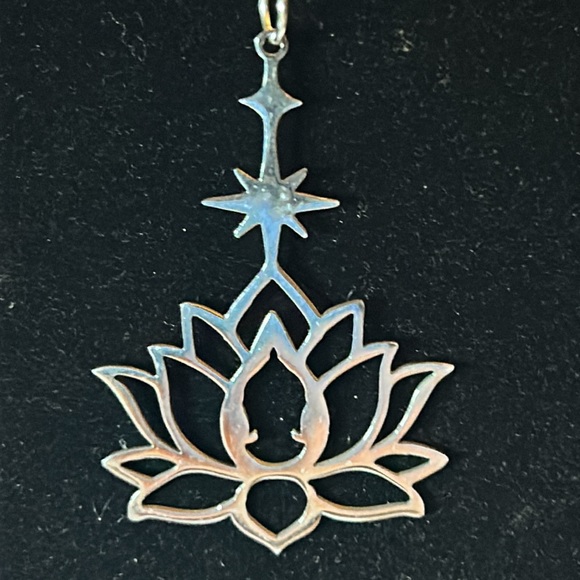 Lotus flower pendant - Picture 2 of 5